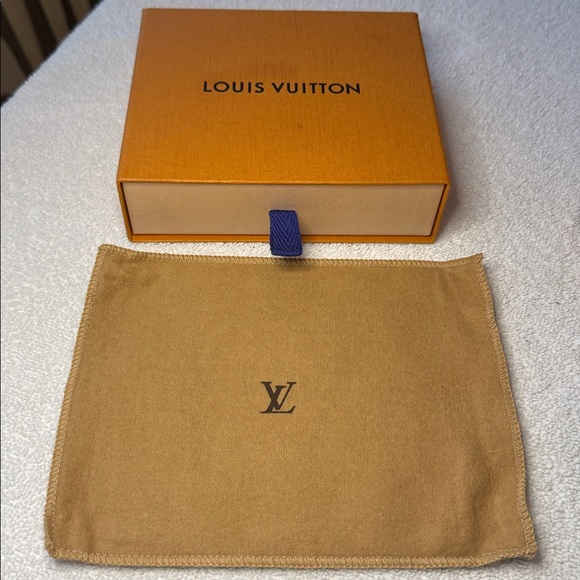 Louis Vuitton Beige Leather Crossbody Strap 
Gold Clasp with box and dust bag - Picture 13 of 14